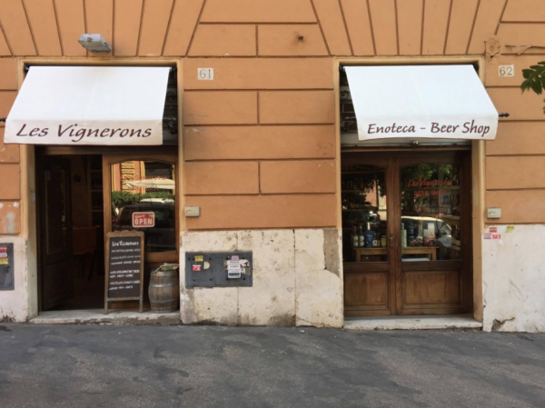 Small Italian businesses: Les Vignerons in Rome