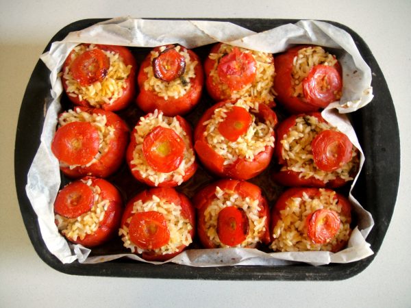 Learn to make rice stuffed tomatoes with Eleonora