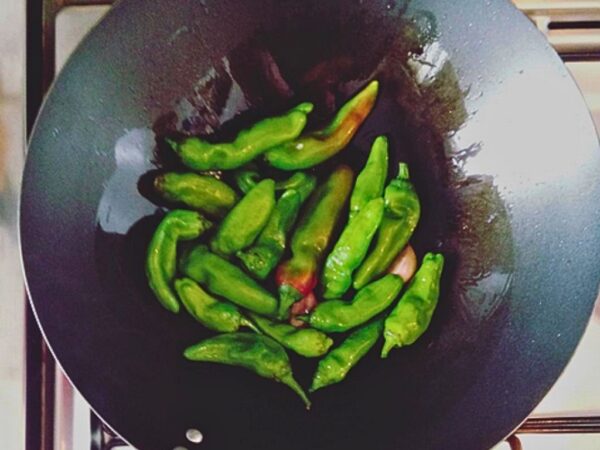 frying friggitelli peppers in frying pan