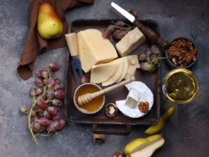 sdijuno snack plate with cheese, honey and fruit