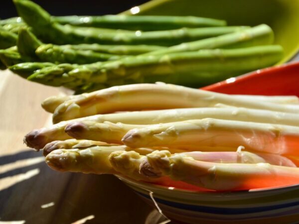 green and white asparagus stalks