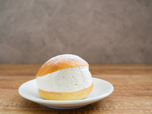 side view of maritozzo bun