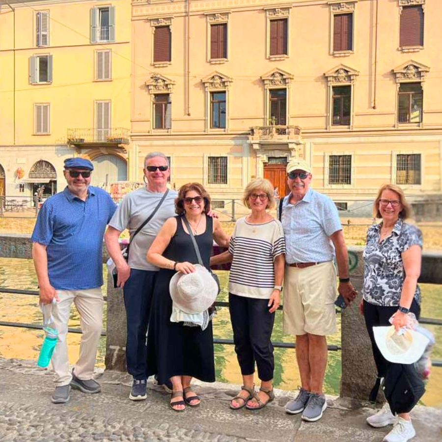 group picture of milan navigli tour