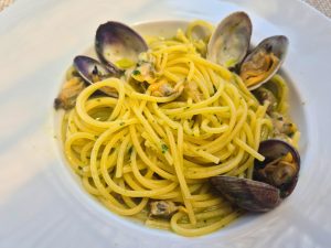 spaghetti alle vongole on white plate